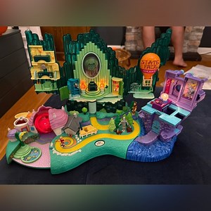 Wizard of Oz Emerald City Polly pocket Playset with Purple Castle