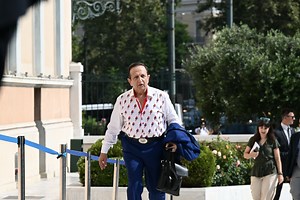 Ο Σπύρος Μπιμπίλας και το πουκάμισο με τα παπαγαλάκια στην ορκωμοσία της Βουλής (pics)