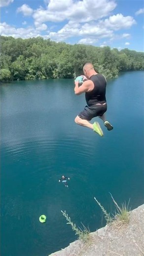 A run off alley-oop dunk off a cliff. #slamdunk #cliffjumping #basketballshorts #basketballgame
