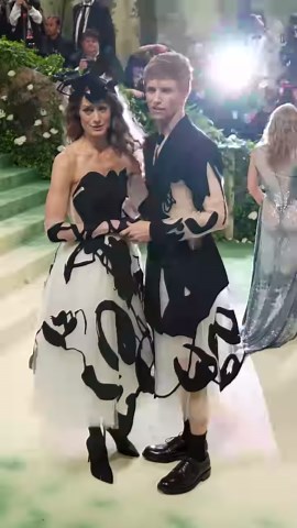 Eddie Redmayne and his wife, Hannah Bagshawe, co-ordinated at last night's Met Gala. ✨ Eddie's midi length look is in fact a dress, but the shoulders and body give the illusion of a waistcoat or tuxedo jacket. It even appears, a first glance, he is wearing tie along his neckline, thanks to the clever abstract print. What do you think of the couple's look? bit.ly/3QBKOcF Video: Getty #metgala #eddieredmayne | Good Housekeeping