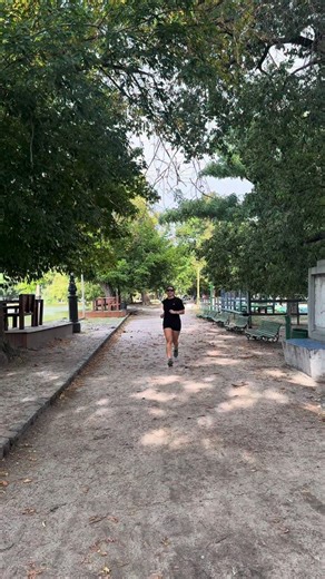 VALEN MARTÍNEZ NUTRICIÓN on Instagram: "Todo lo que como y hago en un día siendo nutricionista 🥑🏃‍♀️ Movimiento, trabajo, consultorio y comidas simples que se adaptan a la rutina. En el día a día busco sumar fibra prebiótica desde alimentos reales y fáciles de incorporar, como la leche con prebióticos de @laserenisimaok , que tiene inulina. ✨ Las comidas del día ✨ 🍞 Desayuno French toast: tostadas bañadas en leche, huevo, miel y esencia de vainilla. Por arriba banana y coco + café con leche