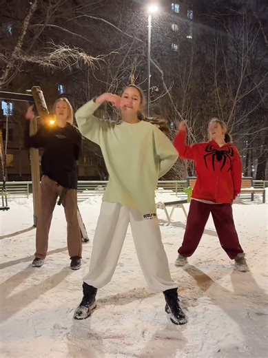 ТГК: АPB crew🫶🏻 залетаем в тренды! Отличный вопрос! Танец — это искусство движения тела, обычно под музыку, с целью выражения эмоций, идеи или рассказа истории. Это одно из древнейших искусств, существующее во всех культурах мира. Но определение танца гораздо шире и глубже, чем просто