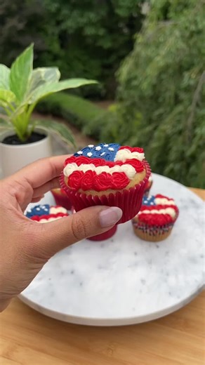 We’re seeing red, white, and blue! ❤️🤍💙 These flag cupcakes are a must-have for 4th of July tomorrow 🇺🇸 For the cupcakes (makes 6): *Preheat the oven to 350 degrees F *Combine 110g sifted all purpose flour, 60g white sugar, 1/4 tsp baking soda, a pinch of baking powder, and a pinch of salt *In a separate bowl, whisk together 1/2 cup Califia Farms Extra Creamy Oatmilk and 1/2 tbsp white vinegar, then set it aside for 5 minutes. Then, add 40ml neutral oil and 1 tsp vanilla extract *Add the wet