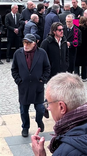 🎭✨ Gérard Darmon présent à la cérémonie hommage de Rolland Courbis à Paris Moment chargé d’émotion dans la capitale ✨ Gérard Darmon a tenu à être présent pour rendre hommage à Rolland Courbis, saluant une grande figure au parcours marquant. Une cérémonie sobre et touchante, entourée de proches et de personnalités venues témoigner leur respect. 🖤 👇 Vous aimez voir les stars réunies pour ces moments forts ? Lâchez un ❤️ pour l’hommage. #Closer #Bestimage #GérardDarmon #RollandCourbis #Hommage