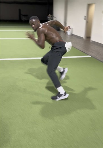 I feel like the little slip at the top is a game time rep. Every step won’t be perfect. DB movement ⚡️🏈