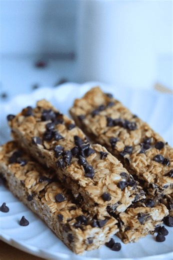 Snack time just got a serious upgrade! 🍯✨ These chewy sourdough granola bars are made with just 8 ingredients and naturally sweetened with honey. Perfect for packing in lunchboxes, keeping in the pantry for on-the-go snacks, or enjoying straight from the kitchen. Mix in chocolate chips, nuts, or dried fruit — the flavor possibilities are endless. Simple, wholesome, and totally kid-approved! Comment 'Link' for the recipe! Otherwise, you can find the recipe on my website at https://simplicityanda
