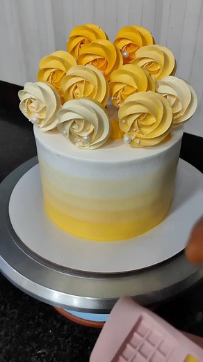 pastel de chocolate decorado con detalles de chocolate de color amarillo #cake #pastel #chocolate #birthday #bolo | La pastelería soñada