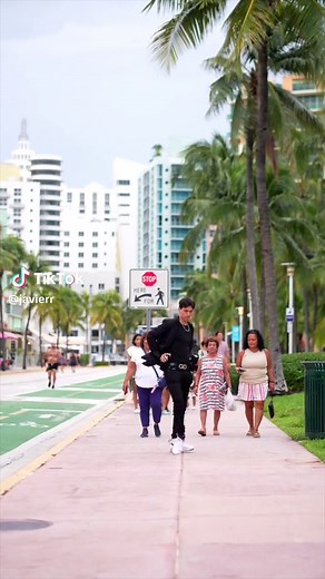 Mastering Smooth Criminal: Javier Romero's Unique Walking Style