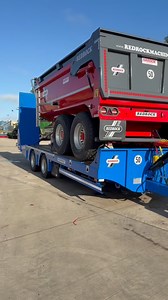 TEAMWORK ON WHEELS 💪🤠🚨 FIND THE SPEC BELOW… 22T LOW-LOADER ❗️19’ FLATBED 4’ BEAVERTAIL ❗️235/75R17.5 WHEELS ❗️BOLT ON ADJUSTABLE HITCH RING ❗️FIXED HEADBOARD ❗️BUCKET RAILS ❗️AIR/HYD BRAKES C/W AIR LAD SENSING ❗️3FT WIDE RAMPS ❗️2 LED BEACONS AT REAR ❗️TOOLBOX ❗️D SHACKLES ❗️CENTRAL GREASING POINT ❗️DOUBLE HAMBURGER LIGHTS 22T HALF PIPE ❗️HARDOX FLOOR AND SIDES ❗️445/65R22.5 WHEELS ❗️COMMERCIAL AXLES ❗️AIR/HYD BRAKES C/W AIR LOAD SENSING ❗️REAR BUMPER ❗️SIDE CRASH BARRIERS ❗️LED BEACON ❗️HYDR