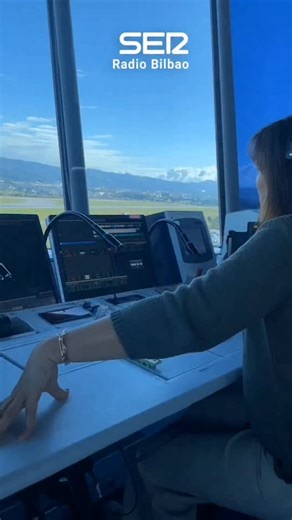 La vida en la torre de control del aeropuerto de Bilbao donde se coordina el tráfico aéreo de todo Euskadi. | Radio Bilbao