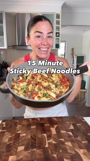 RECIPES MACROS 👇 Sticky Beef Noodles 🍜 Tastes like takeaway but done in 15 minutes 😏 👉Comment PLAN below and I’ll send you my free 5-day high-protein meal plan. Ingredients (4 serves): • 500g extra lean beef mince • 2 tbsp soy sauce • 2 tbsp hoisin sauce • 1 tsp sriracha • 400g wok-ready flat noodles • 1 tbsp dark soy sauce • 1 tbsp sesame oil • 1 onion, sliced • 1 capsicum, sliced • 2 tsp ginger • 2 tsp garlic • 2 tbsp honey • Avocado oil for cooking How to make it: 1️⃣ Heat avocado oil in 