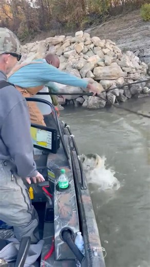 Late fall trip. Fishing deep water around the rocks!😉 #viral #ytshorts #fishing #yt #catfishing