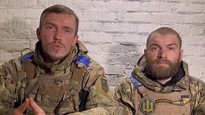 Il comandante dell'Azov Denis Prokopenko e il capo della 36a brigata marines Sergei Volyn hanno registrato un video congiunto da Mariupol. Hanno confermato la notizia della resa di una parte degli uomini e la loro volontà di resistere ad oltranza (La Mia Russia) | Russia-Press