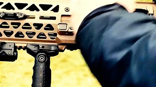 直接挑战了机枪笨重的传统,比利时FN公司的新一代超轻机枪#军迷发烧友