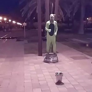 On croise parfois des personnages étranges à #argelessurmer 😂 ... 🎥 @argelesvacances | Argelès-sur-Mer Tourisme