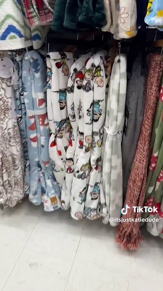 absolutely adorable! hopefully they release more and in my cities please 😭 #snoopy #peanuts #PEANUTS #snoppydog #snoopylover #throw #blankets #christmas #marshallsfinds #marshalls #homegoods #tjmaxx #fyp #foryoupage #foryoupage❤️❤️