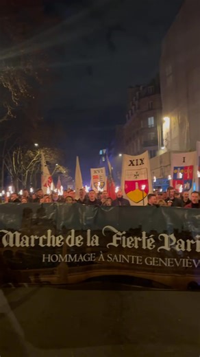 « Paris populaire, Paris identitaire » entonnent des centaines de Français rassemblés à Paris ce samedi soir pour rendre hommage à Sainte-Geneviève. | Frontières Média