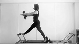 Front Splits on the Reformer performed by ATELIER PILATES Teacher Pilates Trainer Roberta Prestia | ATELIER PILATES