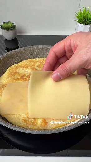 Crispy Tortilla & Cheese Omelet Recipe — 5-Minute Cheesy Breakfast