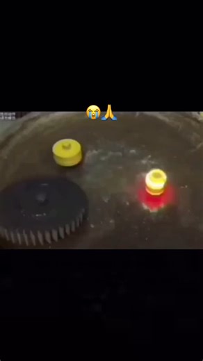 Mythical reel pull 1100 - 日本利用压电瓷砖将脚步转化为电能。这些瓷砖捕捉来自你脚步的动能。当你行走时，你的重量和动作会对瓷砖产生压力。瓷砖会轻微弯曲，从而产生机械应力。瓷砖内部的压电材料将这种应力转化为电能。每一步都会产生少量电荷，而数百万步结合在一起就能产生足够的电力来驱动LED 灯、数字显示屏和传感器。在像涩谷车站这样繁忙的地方，每天大约有240万个脚步为这一系统作出贡献。这些电能可以被储存或立即使用，从而减少对传统电力来源的依赖，并支持可持续的城市基础设施。这种方法将日常运动转化为实用的可再生能源 #日本#知识＃事实#你知道吗#推荐#科技 #创新＃历史 #技术#实验#热门 | Mythicalreelpull