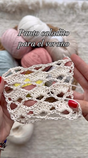 Hilados Arpa on Instagram: "Punto Calado a crochet para avanzar rápido 🙌🏻 Me imagino un chal rectangular o un kimono 🤩 Vos!!!???? Hilado: el maravilloso Marbella Fine que lo conseguis en nuestra tienda online! Tiene el grosor y textura ideal, súper delicado ! En el reel anterior lo mostramos y contamos todo Y yo creo que este es el último reel del 2023 así que denle mucho amor 🥰🥰🥰🥰🥰 Chau 2023 !!!! Alguien mas no ve la hora que termine????"