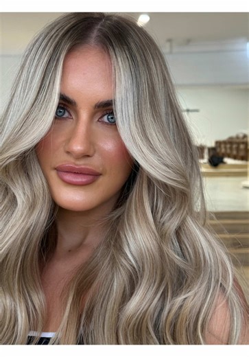 BADDIE HAS ARRIVED BABY! I’m sorry but the results speak for themselves. The blend? Unreal. The colour? It literally looks like we coloured her hair too. Just 170g / 17 pieces of our Cool Cookie Seashell 7cm tape wefts and suddenly she’s got length, fullness and LIFE. Sometimes it’s not about doing the most… it’s about doing it right. What do we think baby? \t•\t #hairextensions #haireducation #hairtransformation #hairstylist #hairgoals