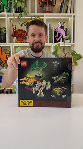 Noooo! This set is a frog jail 😭 The Mini Bonsai Trees set #10373 will go on sale on August 1, 2025. It will contain 709 pieces and cost 64.99 USD / 59.99 EUR / 249.99 PLN What I like: - Three different bonsai styles – a black pine with green needles, a ginkgo biloba with yellow leaves, and a wisteria with hanging lilac flowers. Each tree has its own stand and looks great on a shelf or desk. - Compact size – for example, a wisteria tree measures approximately 19x14x10cm. There’s no need to plac