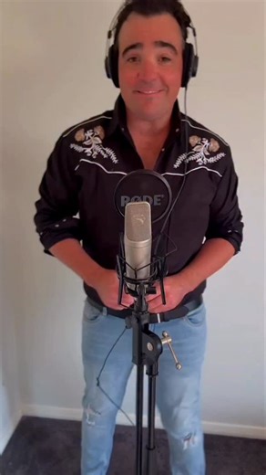 2.7K reactions · 332 comments | Singing “Blue,” the country classic made famous by LeAnn Rimes — but did you know it was originally written for Patsy Cline back in the 1950s? A timeless tune that still gives you chills ❤️ #CountryMusic #LeAnnRimes #patsycline | Jason Owen | Facebook