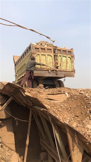 Unloading Rock Truck Stone Crushing Machine working #stonecrusher #rockcrushing #rockcrusher
