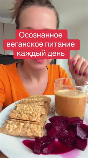 Арахисово-имбирный соус с ананасом Ингредиенты (примерные пропорции): \t•\t2 ст. л. арахисовой пасты \t•\t1 зубчик чеснока \t•\tкусочек свежего имбиря (около 1–2 см) \t•\tсок половины лимона \t•\t1 ст. л. соевого соуса \t•\t1 ст. л. оливкового масла \t•\t2–4 ст. л. воды (чтобы отрегулировать густоту) \t•\tнебольшой кусочек ананаса Способ приготовления: \t1.\tОчистите чеснок и имбирь. \t2.\tДобавьте в блендер арахисовую пасту, чеснок, имбирь, сок лимона, соевый соус и оливковое масло. \t3.\tПолож