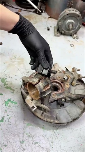 Strut Spreader Tool | Remove Shock Struts Without Hammering 🔧🛞 #StrutSpreader #SuspensionRepair #M