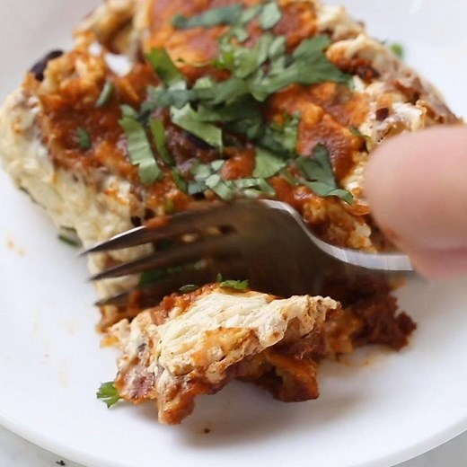 These amazing VEGAN black bean enchiladas also have butternut squash and a homemade enchilada sauce 😍🙌🏻 They're easy, flavorful, healthy and gluten-free! RECIPE: https://www.simplyquinoa.com/vegan-black-bean-enchiladas-butternut-squash/ | Simply Quinoa