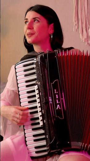 “7 Rings” or “My Favorite Things”? 🫣😁 #thesoundofmusic #accordion #femalemusician