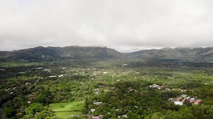 Ciudad del Valle de Anton en el centro de Panamá localizada dentro del cráter volcánico extinguido, toma aérea en gran angular