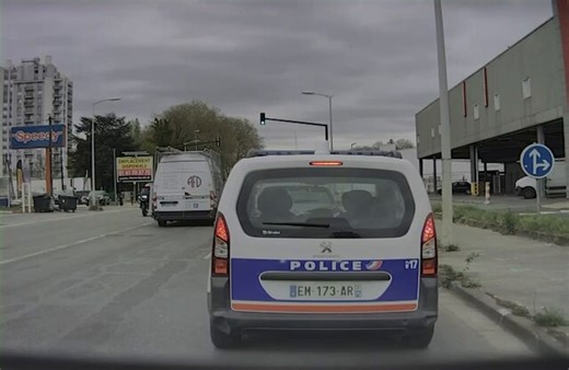 Aujourd’hui à Neuilly sur Marne à 15h52. Question : passer au feu rouge sans mettre de gyrophare ni sirène activé, on est bien sur une infraction au code de la route ? (4 points)Bonne soirée