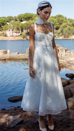 Diseñado para esas ocasiones especiales donde el minimalismo y la delicadeza se convierten en protagonistas♥️ Perfecto para bodas de día, cenas al aire libre o para mamá de comunión. ¡Nos encanta! | Matilde Cano
