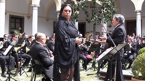 HISTORIA DE LA MARCHA PASIONARIA «CARIDAD DEL GUADALQUIVIR» (Segunda Marcha Oficial del Gran Poder Leonés en Honor a su 145 Aniversario) «CARIDAD DEL GUADALQUIVIR» es una de las marchas modernas más populares de la Semana Santa andaluza y guatemalteca. Al igual que otras marchas de procesión (LA SAETA, por ejemplo) está basada en una canción anterior, la cual es reelaborada de forma magistral por Paco Lola. El origen de esta marcha es un tanto controvertido. En realidad, se trata de una rumba ti