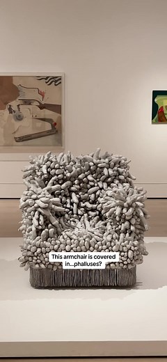 This armchair is covered in…phalluses, phalluses, and more phalluses. Listen to see why repetition is a key aspect in Yayoi Kusama’s “Accumulation No. 1.” #MoMANYC #MuseumOfModernArt #YayoiKusama #ThingsToDoInNYC #Art #Artists — [1] Yayoi Kusama. “Accumulation No. 1.” 1962. Gift of William B. Jaffe and Evelyn A. J. Hall (by exchange). © 2023 Yayoi Kusama [2] Yayoi Kusama with Harry Shunk, János Kender. “Mirror Performance, New York.” 1968. Gift of the Roy Lichtenstein Foundation in memory of Har