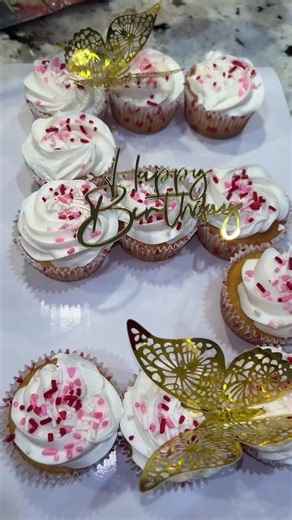 How cute is this number 5 cake with cupcakes? 🥹💖 Made with so much love ❤️