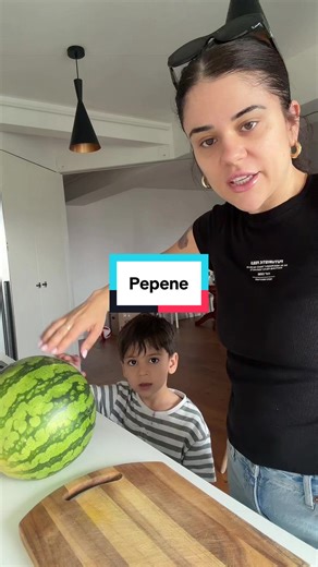 La Lidl scria ca e pepene cu miezul galben dar se pare ca nu e , poate l-am luat noi gresit 🤷‍♀️ de poftă merge dar nu pot sa zic ca merită cumparat din nou 😆 #viralvideos #fyp #foodies #food #copii