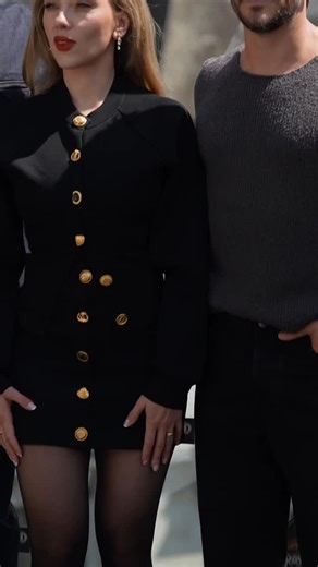 Scarlett Johansson revive la elegancia clásica con un toque dorado en Londres. Para el primer photocall de Jurassic World: Rebirth, la actriz dos veces nominada al Oscar eligió un sofisticado conjunto de Schiaparelli: un skirt suit negro de silueta entallada y minifalda, adornado con los característicos botones dorados de la maison italiana, incluyendo el icónico diseño de ojo de cerradura. Estilizada por Kate Young, Johansson complementó su look con joyería discreta, ondas suaves y un labial ro
