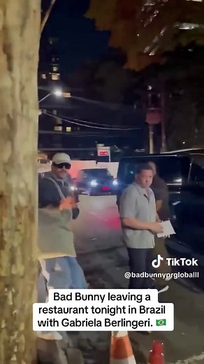Bad Bunny leaving a restaurant tonight in Brazil with Gabriela Berlingeri. 🇧🇷 #BadBunny #badbunnypr #DtMF #brazil #brazil🇧🇷