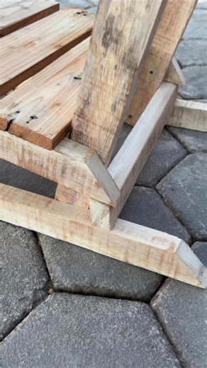 Making a simple chair from wooden pallets. #diy #ideas #woodworking #diychair #garden