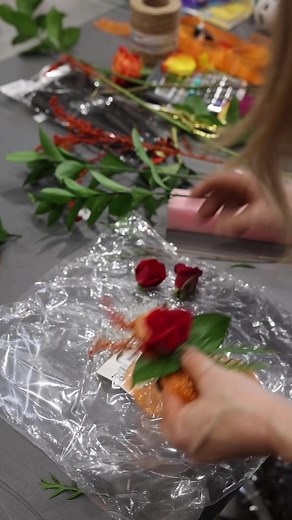 She does this in under three minutes real time 😳 #floraltutorial #flowertutorial #freshflowers #corsagetutorial