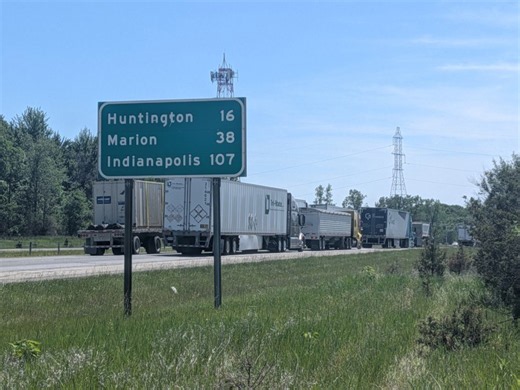 2 dead in 6-vehicle pile-up on I-69