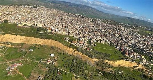 Le immagini della frana di Niscemi riprese dall'alto