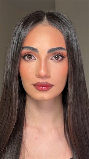 Aysa Amini on Instagram: "2ml lips… no filler, just technique 💋🔥 Send this to your friend who loves big lips #makeuptutorial #makeuptips #lipstick #lipgloss #makeuphacks #lipcombo #makeuptipsandtricks #ukbeauty #ukbeautyblogger"