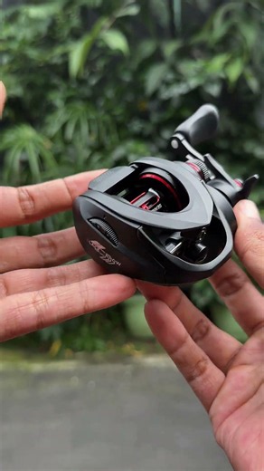 Fierce and black, the Seahunter Black Arrow baitcasting reel is only 155 grams!