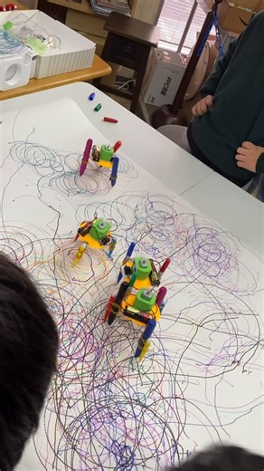 Step 工作ガレージ on Instagram: "らくがき×ロボ ワークショップ。 お誘い合わせで5人ご参加いただき、賑やかに、楽しく開催できました。 同じキットでも作る人によって性格の違うロボットになるのが面白いです。 おうちでも色々工夫改造して遊んでみてくださいね！ 協力的にサポートいただいたご家族の皆さま、ありがとうございました。 #ロボット工作 #工作ワークショップ"