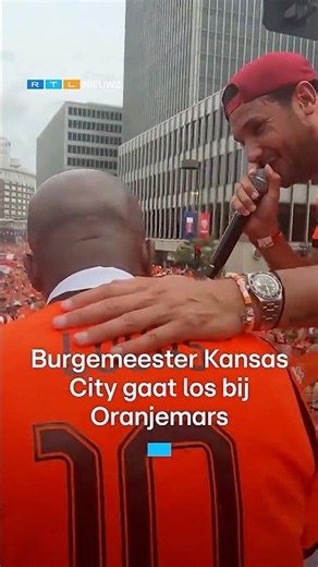 Burgemeester Kansas City gaat los bij Oranjemars | RTL Nieuws